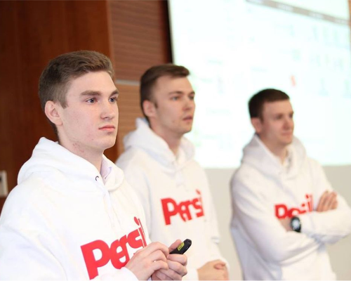 Tri zaposlenika Henkela nose Persil džemper i drže prezentaciju