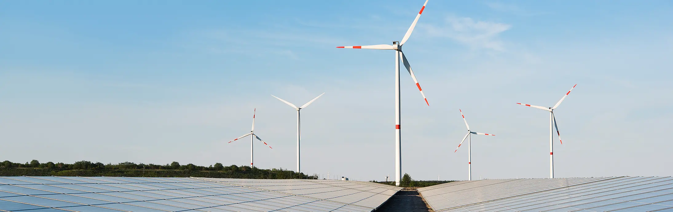 Vjetroturbine i solarni paneli