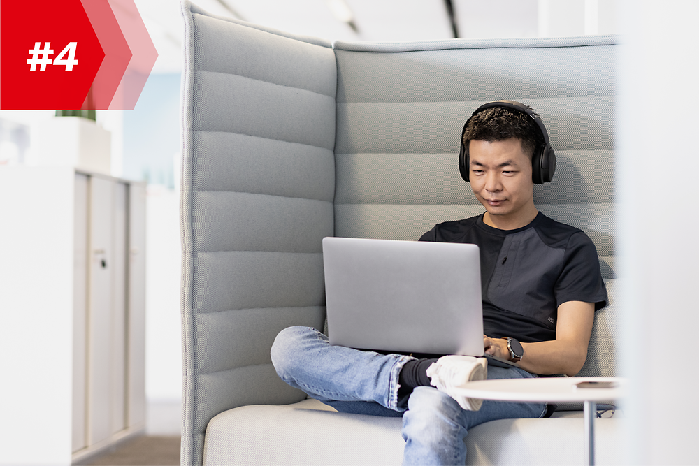 Zaposlenik Henkela Hao, voditelj tvornice mobilnih aplikacija, sa slušalicama i svojim prijenosnim računalom