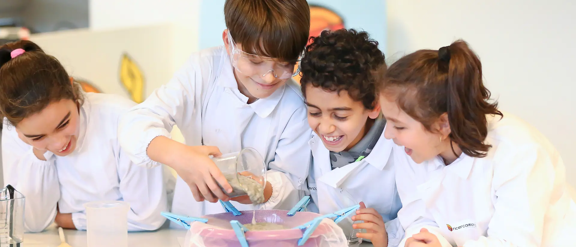 Education program Henkel Researchers World: 4 children doing an experiment
