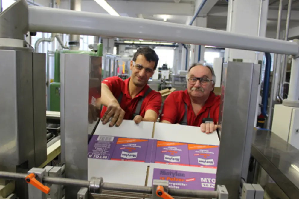 Für die technische Optimierung einer Verpackunsgsanlage in der Metylanproduktion wurden Mustafa Batmaz (links) und Karlheinz Becker von Henkel für eine besonders effiziente Idee ausgezeichnet.