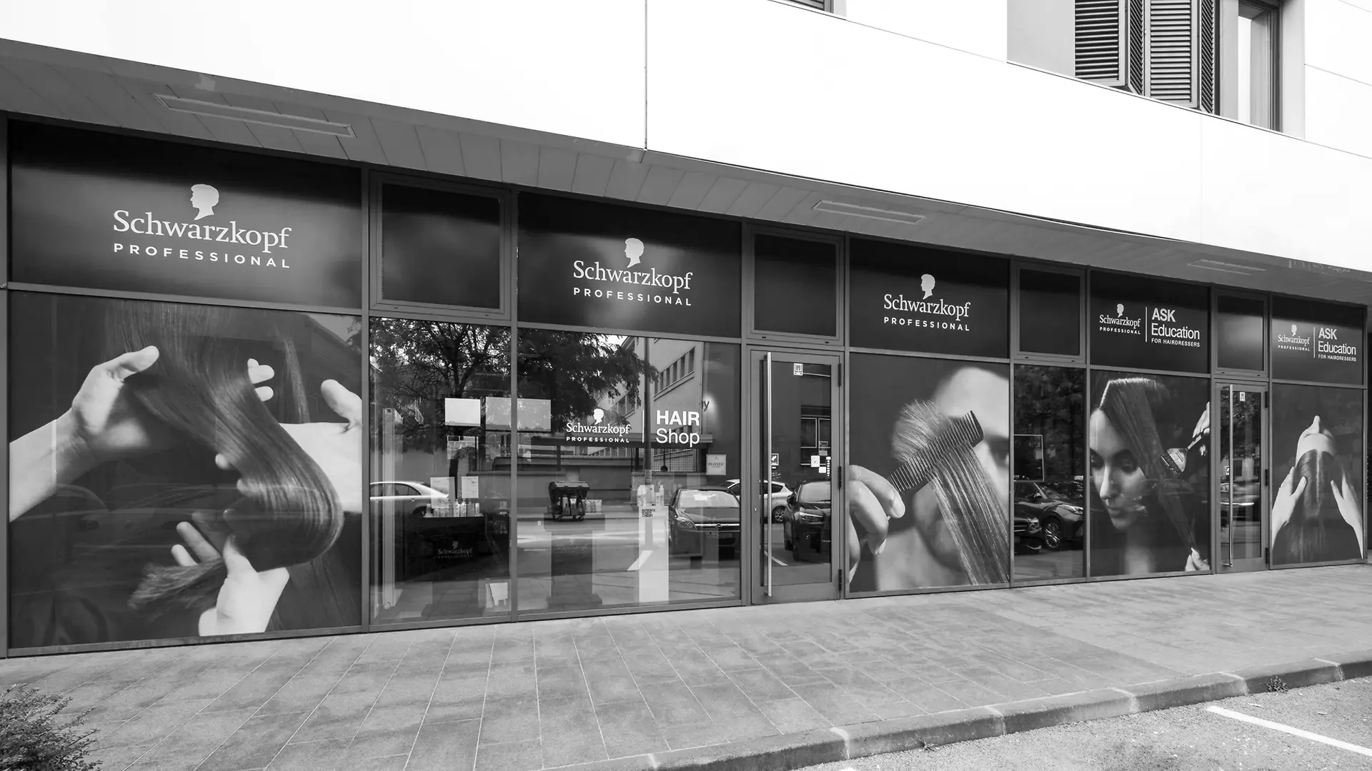 Uslikan ulaz u ASK Akademiju u Zagrebu s vanjske strane zgrade.