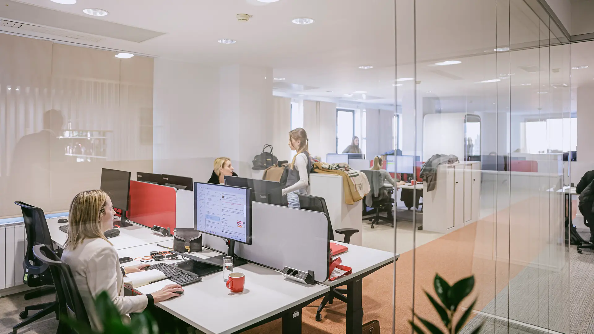 Fotografija prikazuje Henkelov ured u Zagrebu, u kojem zaposlenici vrijedno rade na svojim zadacima u ugodnom i suvremenom radnom okruženju.