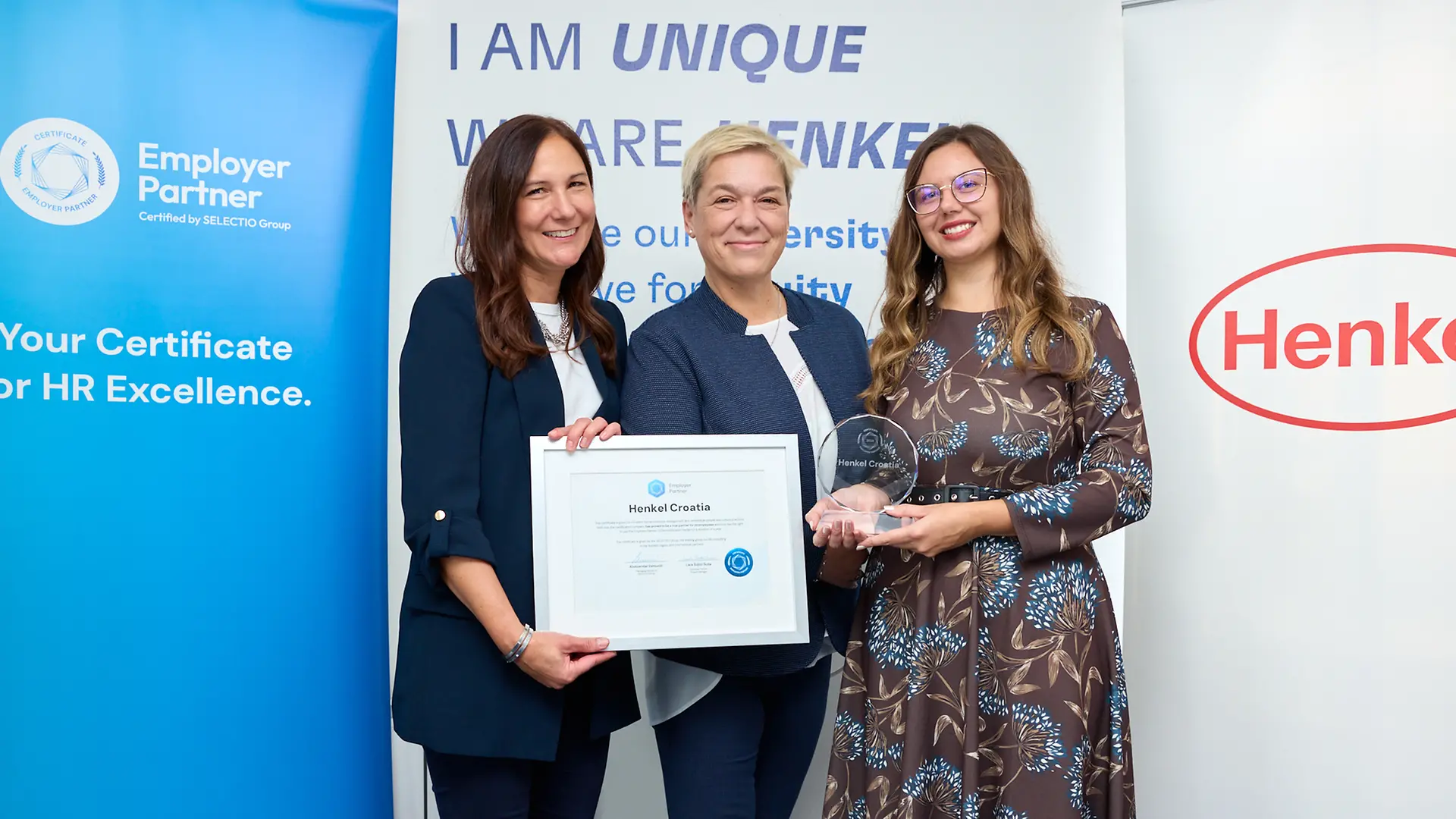 Na fotografiji se nalaze Sandra Kroflin (HR Business Partner at Henkel Croatia d.o.o.), Blanka Žerjav (Direktorica Ljudskih resursa), Dijana Širjan (HR Specialist at Henkel) kako drže certifikat Poslodavac Partner.